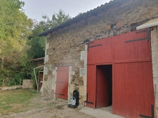 Beau camping avec maison d'habitation et 7.8ha de terrain 
