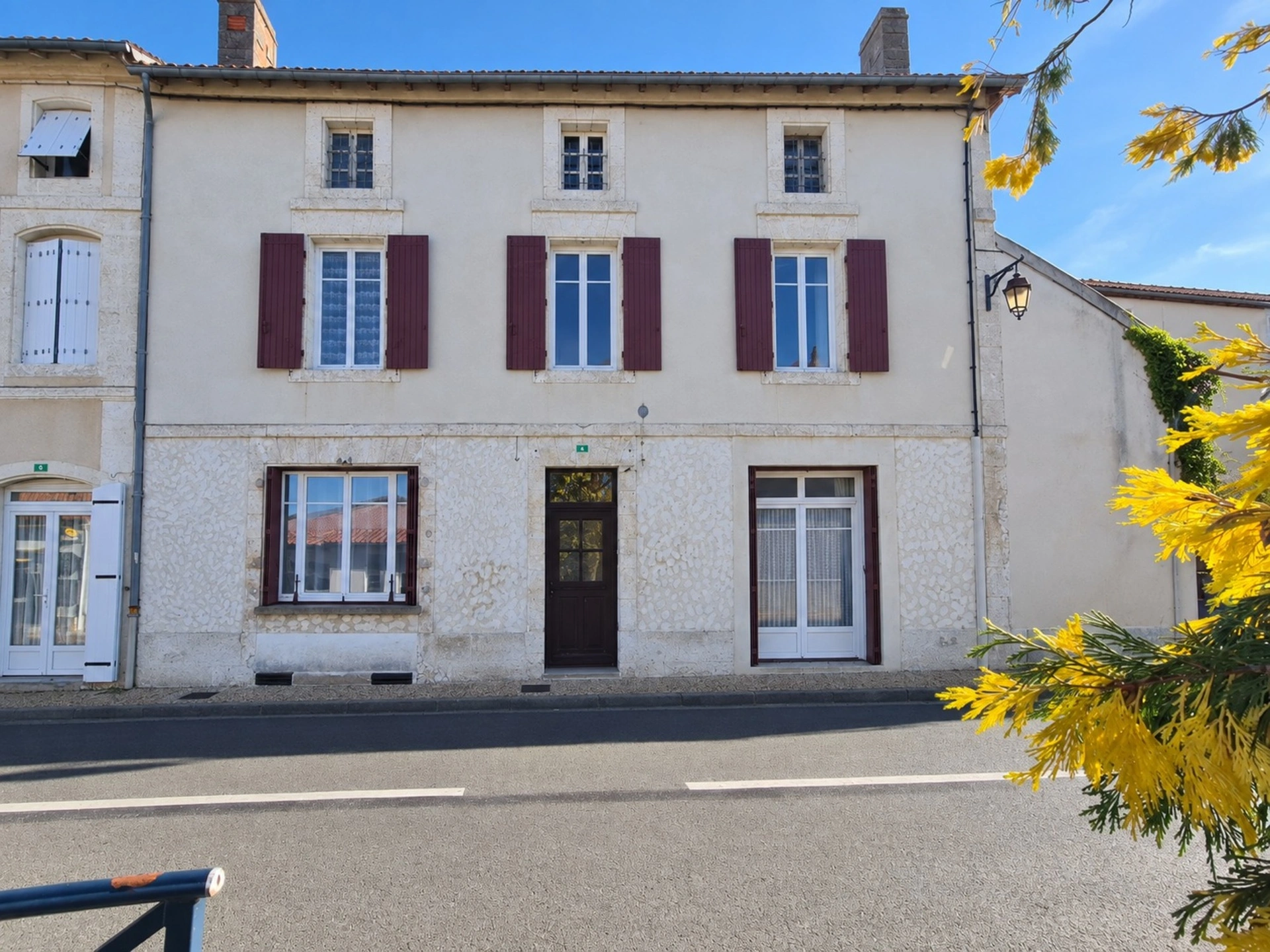 Maison 8 pièces 226 m² · à Saint Laurent de Ceris · 226 m² · 137 000 €
