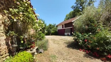 Propriété de 4 chambres au bord de la rivière à vendre