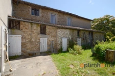 Maison en pierre à rénover avec dépendances et jardin