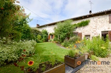Belle maison en pierre avec grand jardin