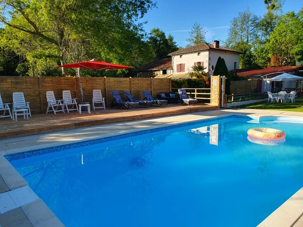 Beau camping avec maison d'habitation et 7.8ha de terrain 