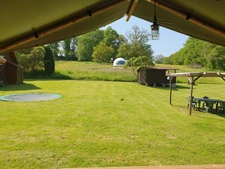 Beau camping avec maison d'habitation et 7.8ha de terrain 
