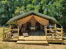 Beau camping avec maison d'habitation et 7.8ha de terrain 