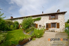 Belle maison en pierre avec grand jardin