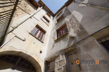 🏰 Opportunité Unique au Cœur du Village Historique de Confolens ! 🌟