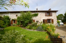 Belle maison en pierre avec grand jardin