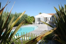 Saint-Pierre d'Oléron. A 500m de l'océan: maison récente avec piscine, 4 chambres, bureau et garage