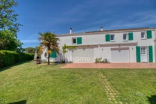 Bourg de Saint-pierre d'Oléron, proche commodités  sur terrain 1300m²: maison 6 chambres  + 2 studios indépendants et 2 garages 