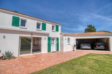 Bourg de Saint-pierre d'Oléron, proche commodités  sur terrain 1300m²: maison 6 chambres  + 2 studios indépendants et 2 garages 
