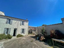 Maison à vendre 4 pièces, au cœur de Sainte-Marie-de-Ré – Parcelle de 1 200 m² avec dépendances en pierre MARIE DE RE (17)