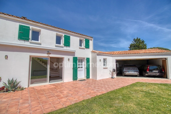 Bourg de Saint-pierre d'Oléron, proche commodités  sur terrain 1300m²: maison 6 chambres  + 2 studios indépendants et 2 garages 