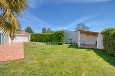 Bourg de Saint-pierre d'Oléron, proche commodités  sur terrain 1300m²: maison 6 chambres  + 2 studios indépendants et 2 garages 