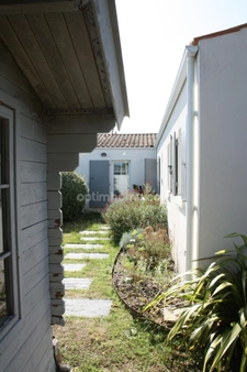 Saint-Pierre d'Oléron. A 500m de l'océan: maison récente avec piscine, 4 chambres, bureau et garage