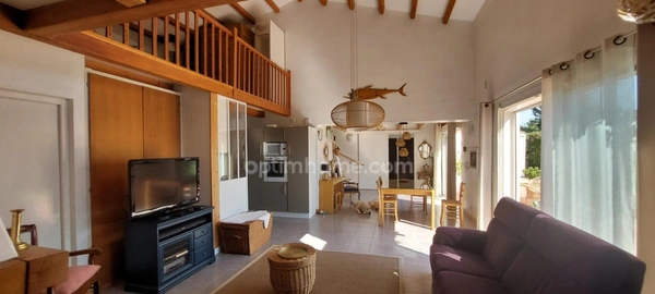 Bourg de Saint-pierre d'Oléron, proche commodités  sur terrain 1300m²: maison 6 chambres  + 2 studios indépendants et 2 garages 
