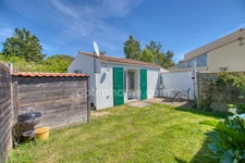 Bourg de Saint-pierre d'Oléron, proche commodités  sur terrain 1300m²: maison 6 chambres  + 2 studios indépendants et 2 garages 