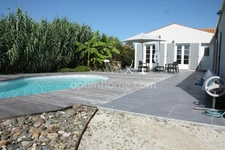 Saint-Pierre d'Oléron. A 500m de l'océan: maison récente avec piscine, 4 chambres, bureau et garage
