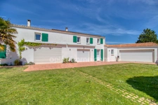 Bourg de Saint-pierre d'Oléron, proche commodités  sur terrain 1300m²: maison 6 chambres  + 2 studios indépendants et 2 garages 