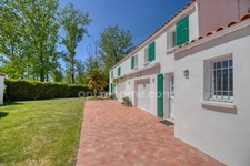 Bourg de Saint-pierre d'Oléron, proche commodités  sur terrain 1300m²: maison 6 chambres  + 2 studios indépendants et 2 garages 