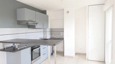 Appartement T3 lumineux avec balcon vue dégagée et 2 places de parking dans résidence sécurisée. 