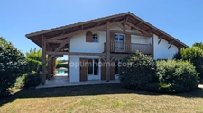 Maison de 165m2 rénovée sur terrain arboré de 1 300 m², avec piscine sans vis à vis.(Vente à moyen / long terme).