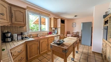 Maison de 165m2 rénovée sur terrain arboré de 1 300 m², avec piscine sans vis à vis.(Vente à moyen / long terme).