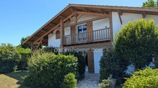 Maison de 165m2 rénovée sur terrain arboré de 1 300 m², avec piscine sans vis à vis.(Vente à moyen / long terme).