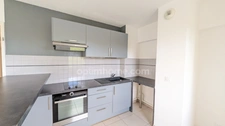 Appartement T3 lumineux avec balcon vue dégagée et 2 places de parking dans résidence sécurisée. 