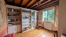 Maison de 165m2 rénovée sur terrain arboré de 1 300 m², avec piscine sans vis à vis.(Vente à moyen / long terme).