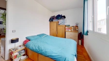 Appartement 2 pièces traversant au dernier étage, à 400m du métro Mairie de Montreuil.
