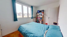 Appartement 2 pièces traversant au dernier étage, à 400m du métro Mairie de Montreuil.