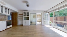 Appartement 4 pièces avec cour et parking