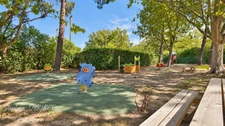 Villa de plain-pied, trois faces, dans une résidence arborée avec piscine