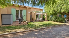 Villa de plain-pied, trois faces, dans une résidence arborée avec piscine
