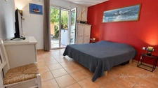 Villa de plain-pied, trois faces, dans une résidence arborée avec piscine