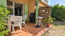 Villa de plain-pied, trois faces, dans une résidence arborée avec piscine