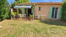 Villa de plain-pied, trois faces, dans une résidence arborée avec piscine