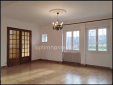Superbe maison traditionnelle avec pierres de taille et couverture en lauze à Lanmeur - Parfaite opportunité à ne pas manquer !