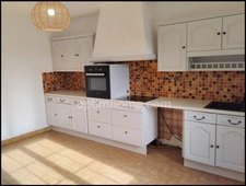 Superbe maison traditionnelle avec pierres de taille et couverture en lauze à Lanmeur - Parfaite opportunité à ne pas manquer !