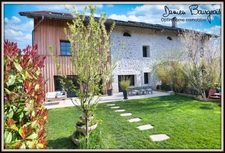 Superbe grange rénovée avec raffinement offrant 181 m² sur un terrain arboré de 370 m²