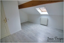Élégant appartement T3 en dernier étage avec poutres balcons, vue montagnes et piscine