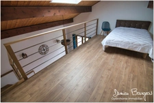 Entre appartement et maison, ce duplex d’exception situé à Logras séduit par ses beaux volumes