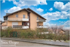 Élégant appartement T3 en dernier étage avec poutres balcons, vue montagnes et piscine