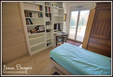Élégant appartement T2 de 50 m2 en rez-de-jardin avec terrasse, vaste jardin, garage fermé et stationnement privé