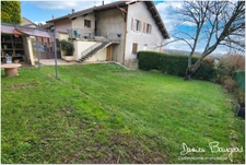 Entre appartement et maison, ce duplex d’exception situé à Logras séduit par ses beaux volumes