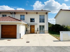 Maison mitoyenne T5 de 126 m2 habitables avec double garage