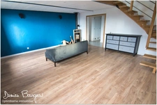 Entre appartement et maison, ce duplex d’exception situé à Logras séduit par ses beaux volumes