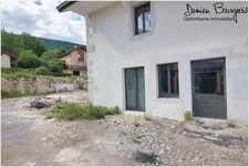 Maison mitoyenne brute avec fort potentiel d'environ 140 m² au sol