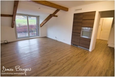 Élégant appartement T3 en dernier étage avec poutres balcons, vue montagnes et piscine