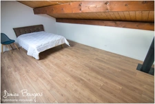 Entre appartement et maison, ce duplex d’exception situé à Logras séduit par ses beaux volumes